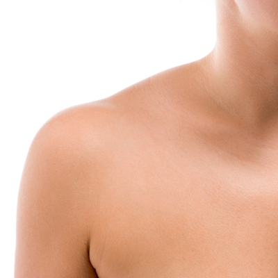 ฉีดน้ำหอมบริเวณไหล่และช่วงอก